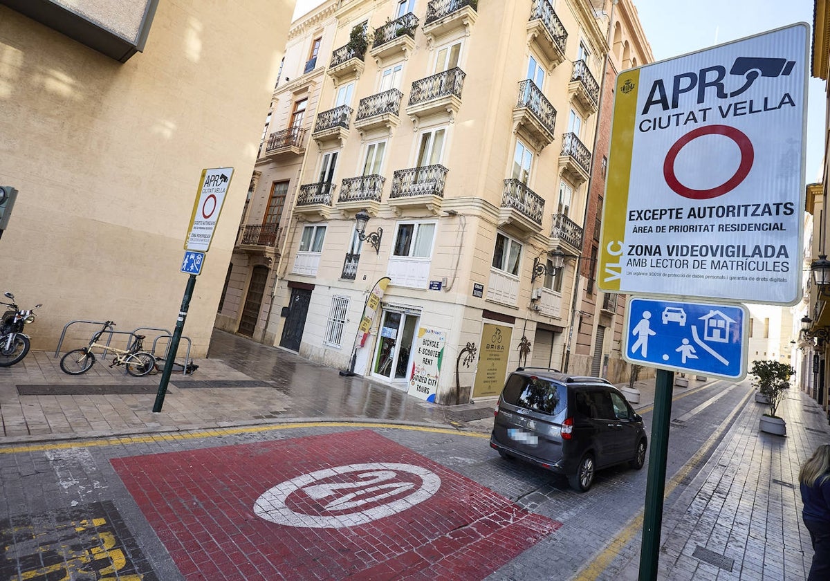 Uno de los puntos restringido a la circulación en Ciutat Vella.