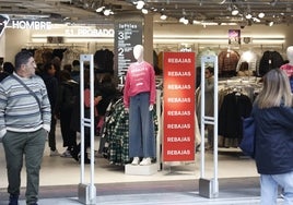 Varios clientes en una tienda con rebajas.