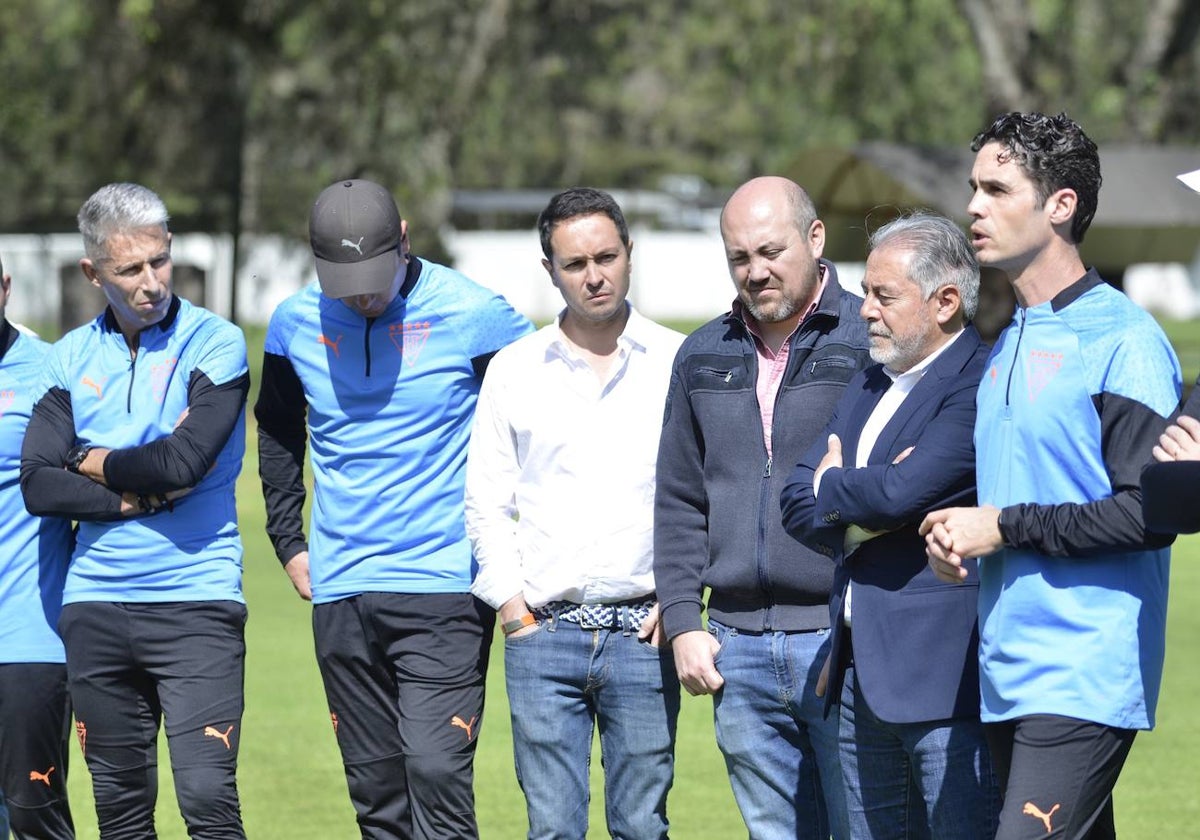 Josep Alcácer, a la derecha durante su primer entrenamiento en el Liga de Quito.