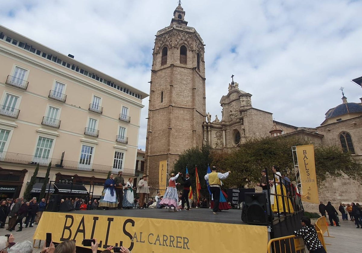 Celebración del acto de Balls al carrer de las comisiones de falla de Valencia, en la plaza de la Reina.