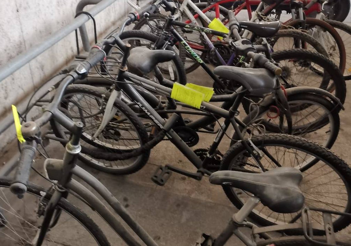 Imagen principal - Depósito municipal con bicicletas, retirada de vehículos abandonados con una furgoneta y tareas para dejar libre un estacionamiento de aparcabicis.