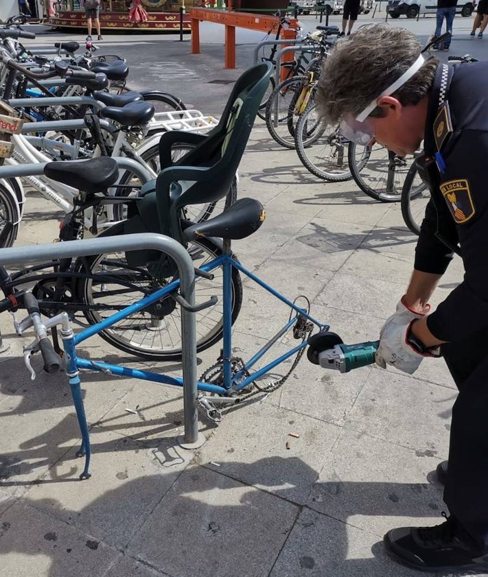 Imagen secundaria 2 - Depósito municipal con bicicletas, retirada de vehículos abandonados con una furgoneta y tareas para dejar libre un estacionamiento de aparcabicis.