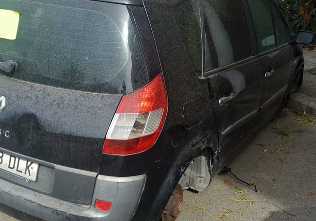 Robo de ruedas en un coche abandonado.