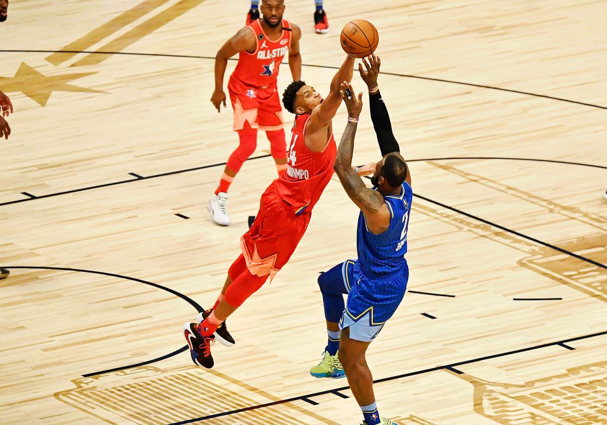 Lebron intenta el lanzamiento ante Antetokounmpo.