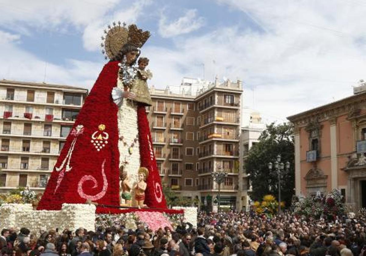 El manto de flores de la Mare de Déu.