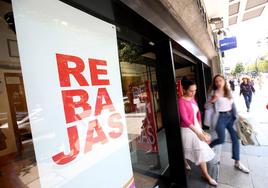 Dos mujeres salen de un establecimiento en rebajas.