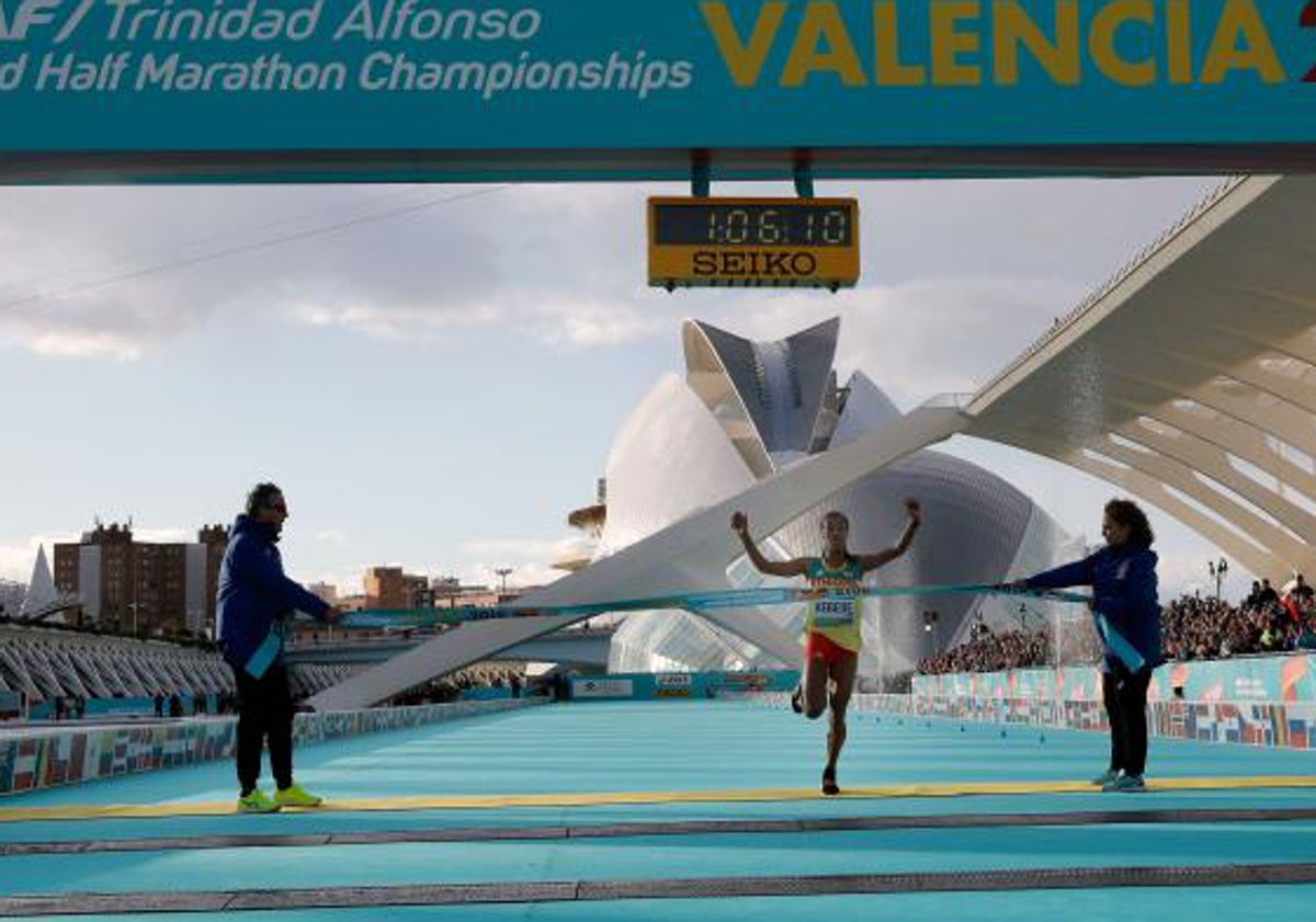 Imagen principal - Gudeta y Gidey han batido en Valencia el récord de medio maratón; Kipruto logró el de 10K y el de 5K en 2020 y en 2023 fue suspendido por dopaje.