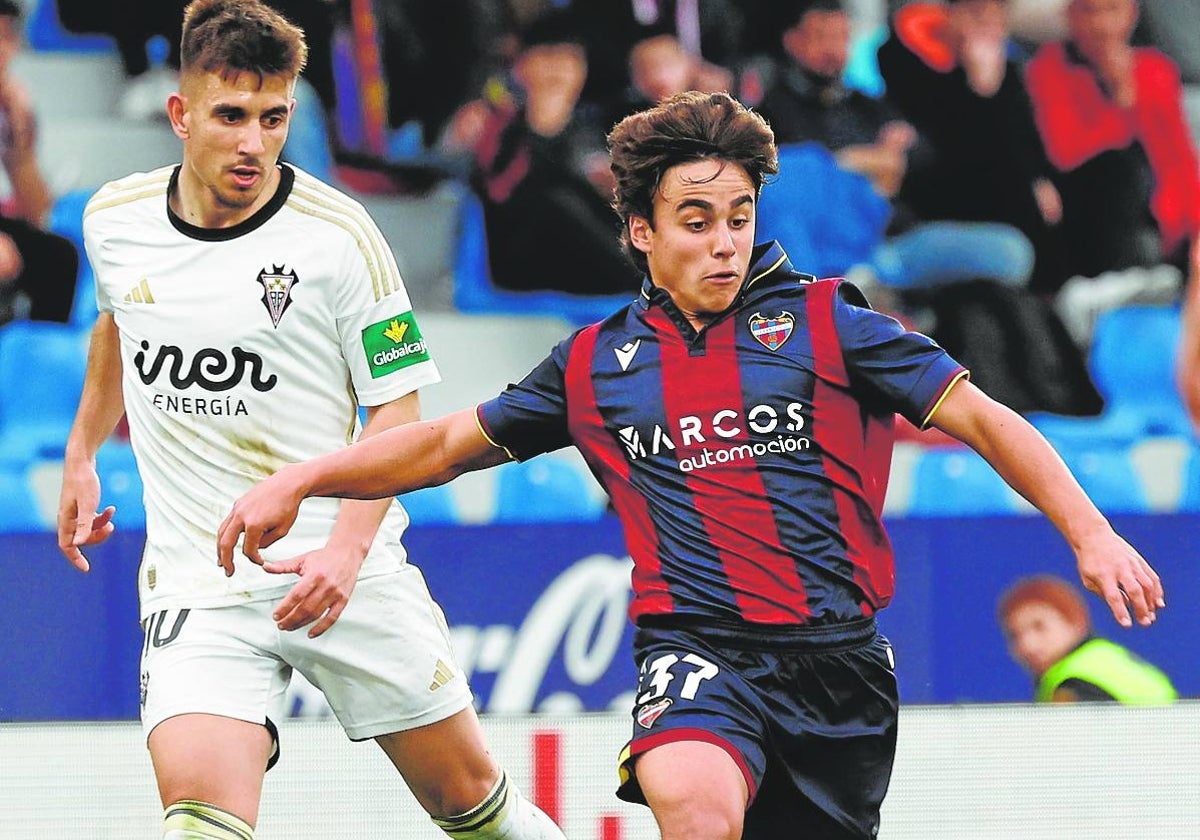 Carlos Álvarez avanza con el balón durante el partido contra el Albacete.