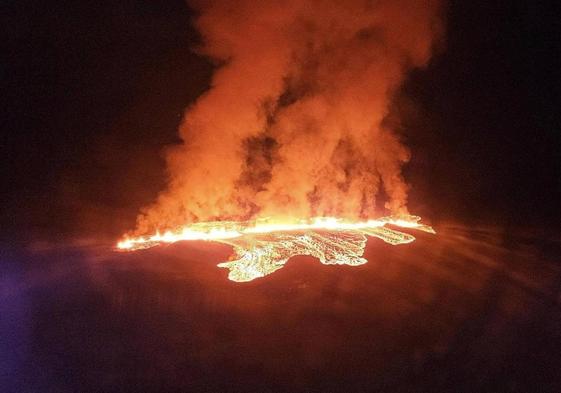 Erupción del volcán en la madrugada de este domingo.