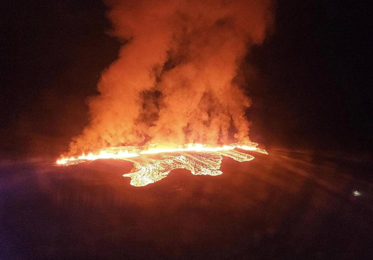 Erupción del volcán en la madrugada de este domingo.