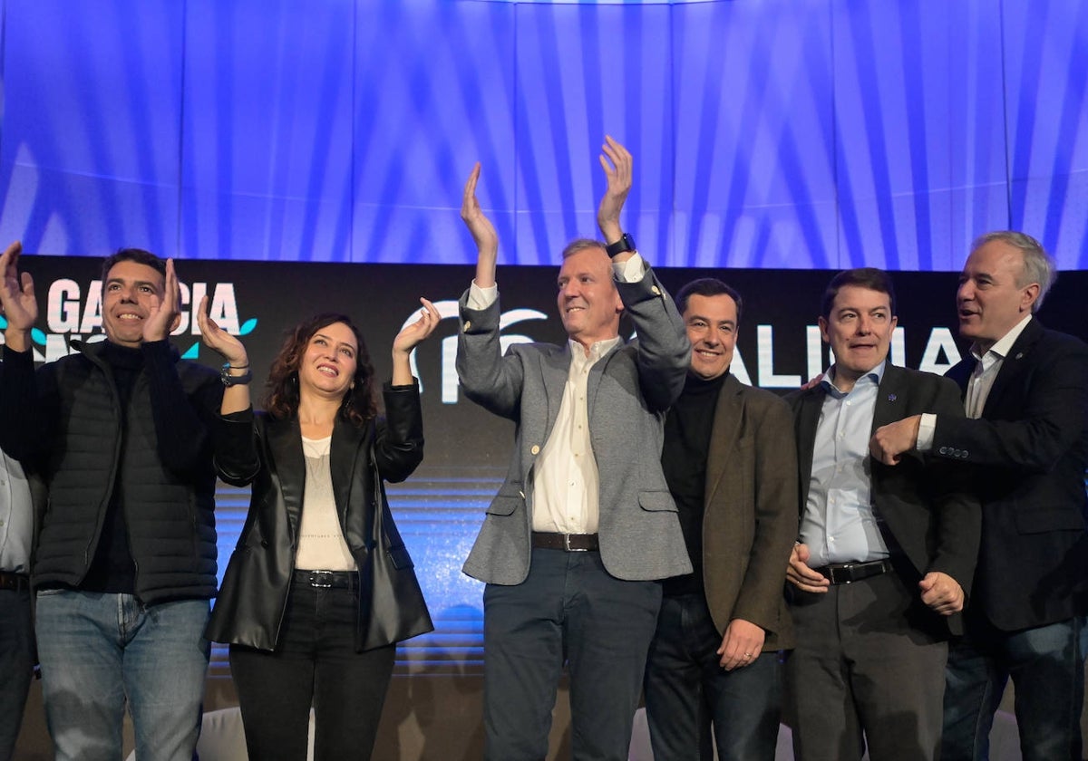 Carlos Mazón en el escenario junto a Alfonso Rueda y otros presidentes autonómicos.