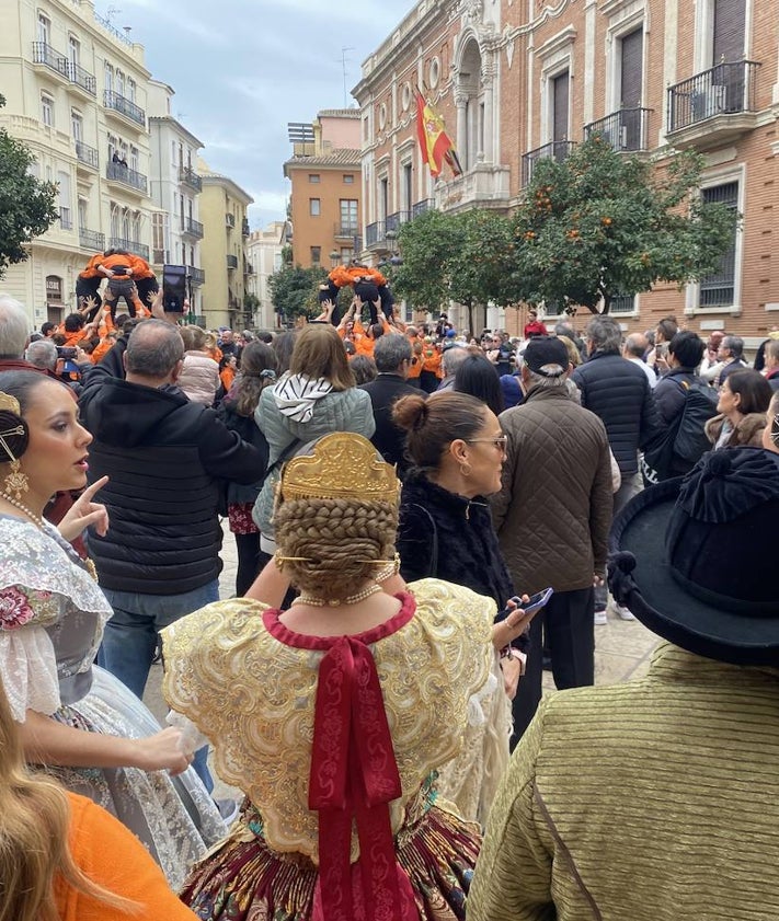 Imagen secundaria 2 - Recorrido de la manifestación de las magas con muixerangas y unas falleras de Utiel contemplando el acto. 