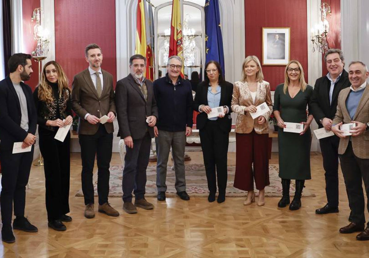 El Síndic Major, Vicent Cuquerella, en el centro, tras entregar el informe a la presidente de Les Corts.