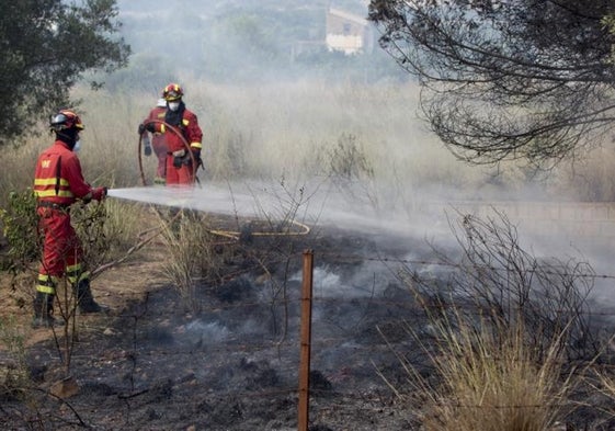 Los efectivos de bomberos durante los trabajos de extinción del incendio.