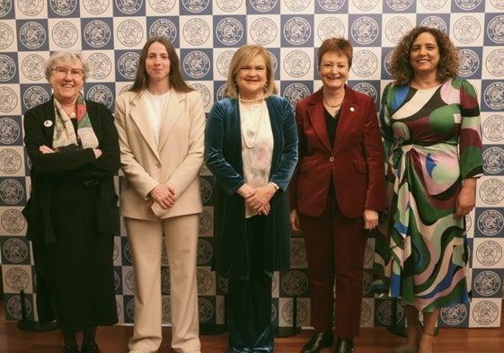 Las galardonas con los Premios del Ateneo.