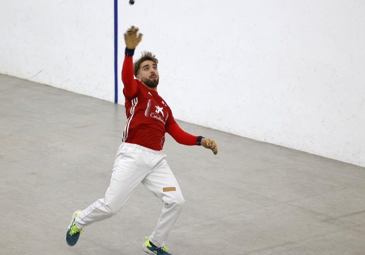 Conillet la juega de volea durante la partida del sábado en Pelayo.