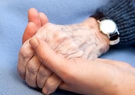 Una persona coge la mano de otra.