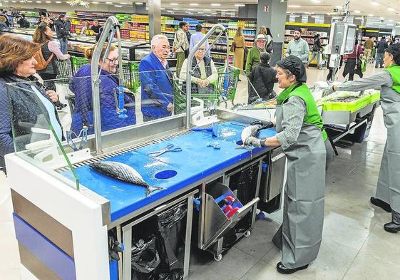 Trabajadoras de la sección de pescadería atienden a unos clientes en una imagen de archivo.