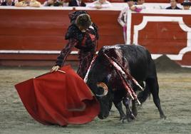 Roca Rey lidia al toro 'Tonelero' durante la última corrida de la 69 temporada taurina de la Feria de Manizales, Caldas (Colombia).