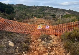 Acceso cerrado al paso en el ámbito del PAI Medina Llíber por el que querían pasar.