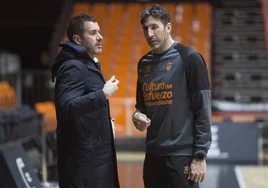 Luis Arbalejo charla con Álex Mumbrú durante un entrenamiento.