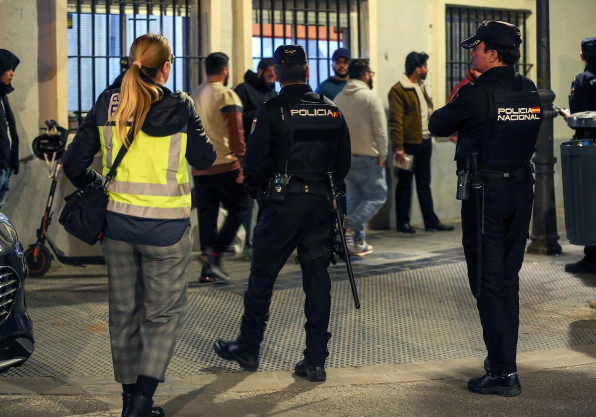 La Policía Nacional en la redada en Orriols.