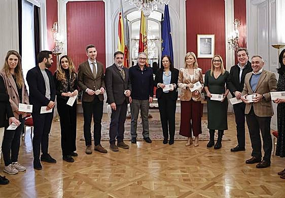El Síndic Major, Vicent Cuquerella, en el centro, tras entregar el informe a la presidente de Les Corts.