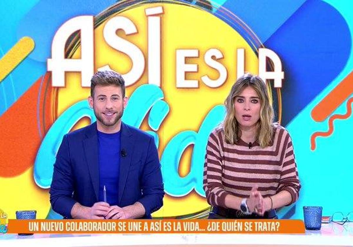 Los presentadores de 'Así es la vida' antes de anunciar a su nueva tertuliana.