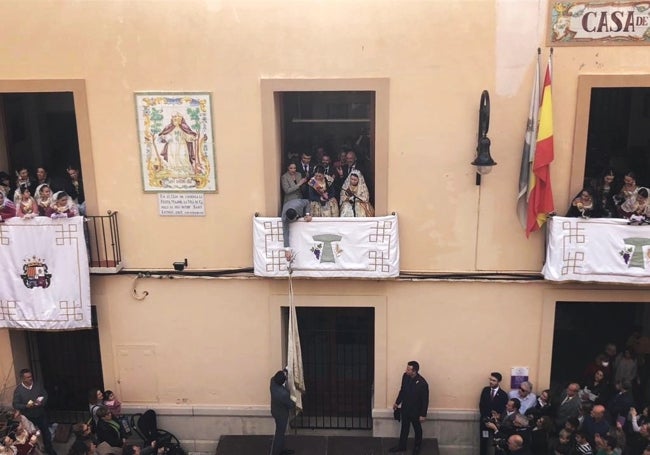 Momento de la entrega de la bandera por parte del alcalde al festero mayor.