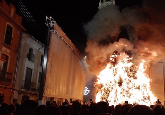 Momento de la cremà de la Foguera.