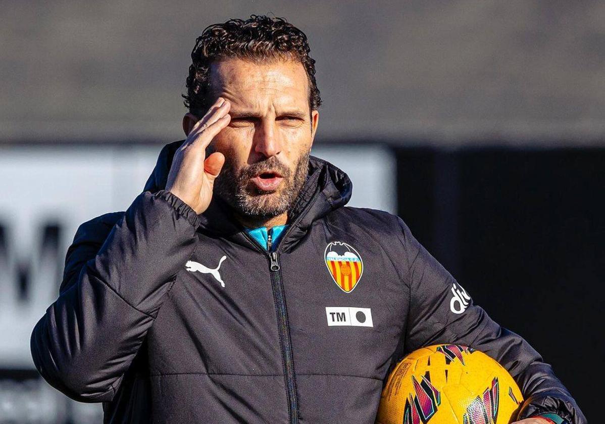 Rubén Baraja, durante un entrenamiento en Paterna.