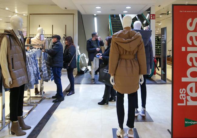 Prendas de abrigo en los maniquíes de El Corte Inglés.