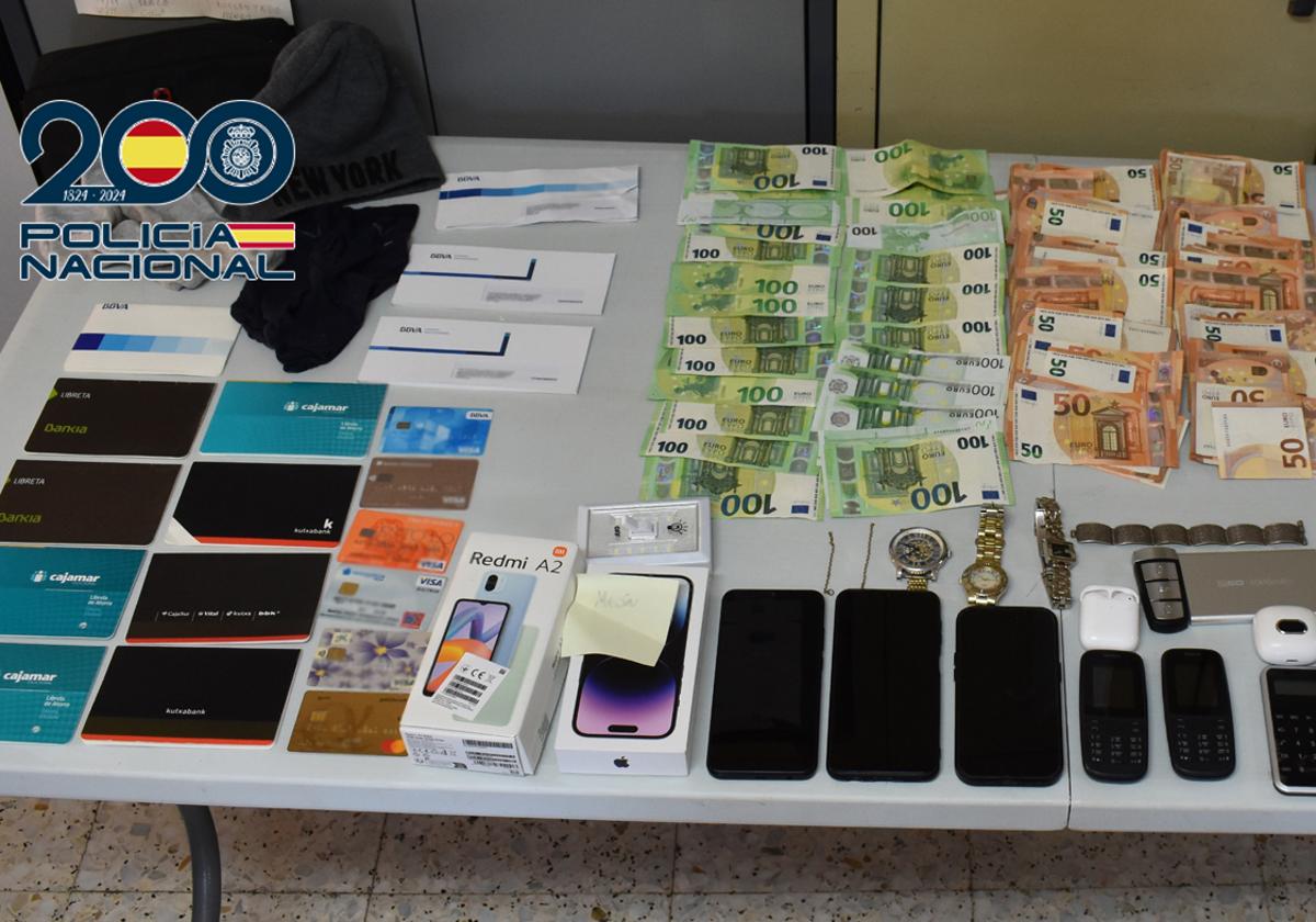 Dinero y objetos encontrados en el registro.