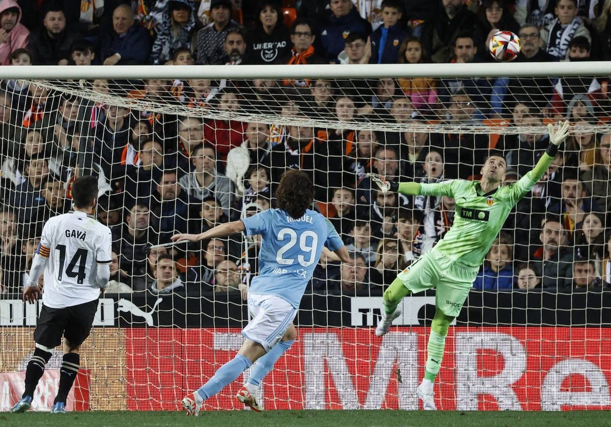 Jaume observa el balón en la acción del tercer gol del Celta.