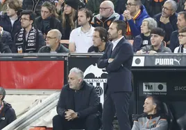 Rubén Baraja, de pie frente al banquillo en el partido de Mestalla ante el Celta.
