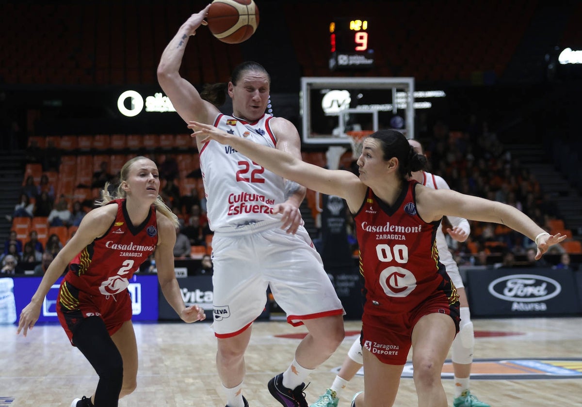 Iagupova pelea con Holesinska y Lacorzana durante el partido de este miércoles.