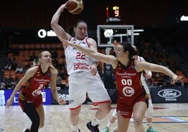 Iagupova pelea con Holesinska y Lacorzana durante el partido de este miércoles.