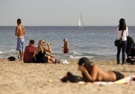Vista de la playa de El Postiguet de Alicante dónde los termómetros hoy han pasado de los 20 grados esta semana.