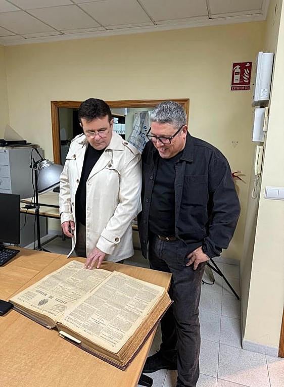 El alcalde y el edil de Patrimonio revisan la documentación de la época.