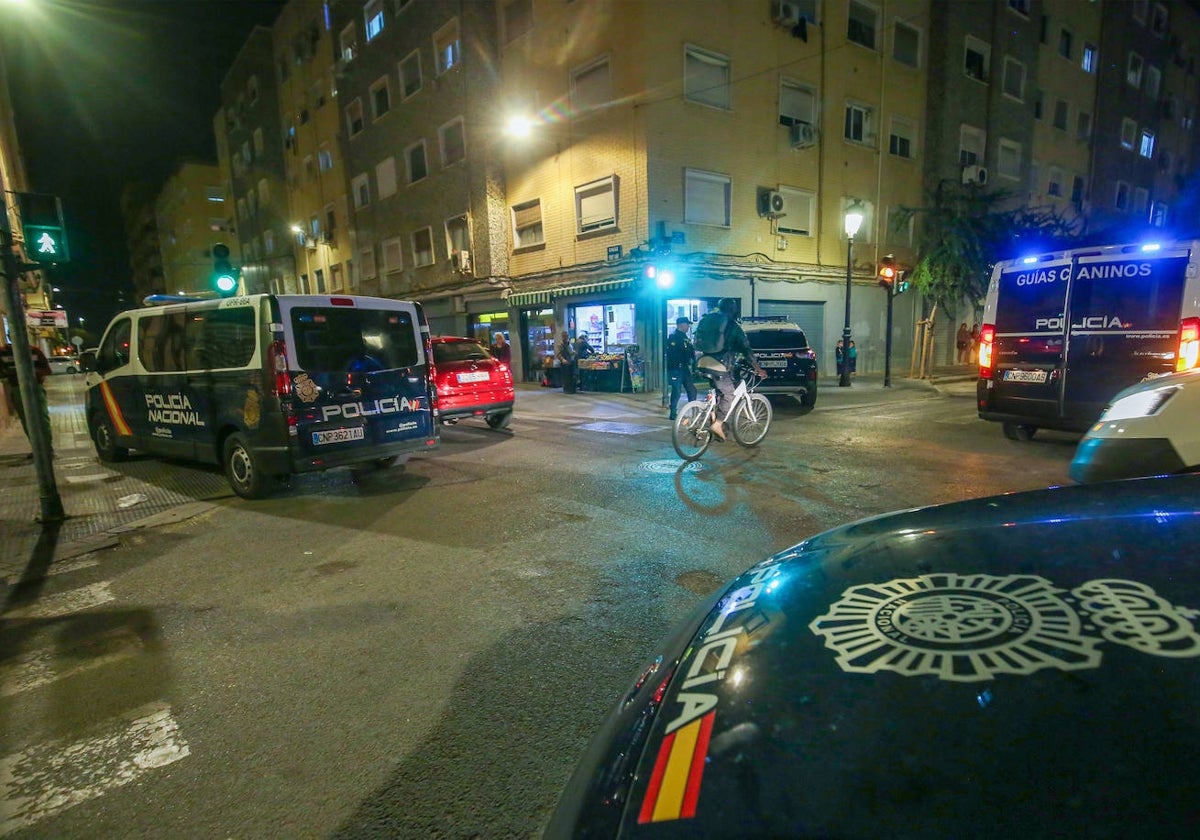 Patrullas de la Policía Nacional en Orriols, tras la quema de coches y contenedores el pasado lunes.