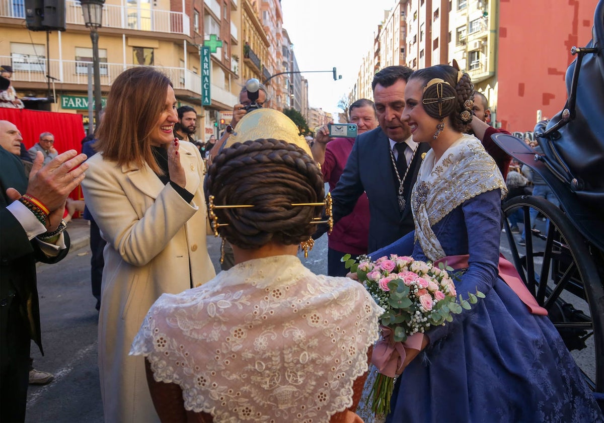 Imagen principal - Falleras mayores de Valencia 2024 y autoridades.