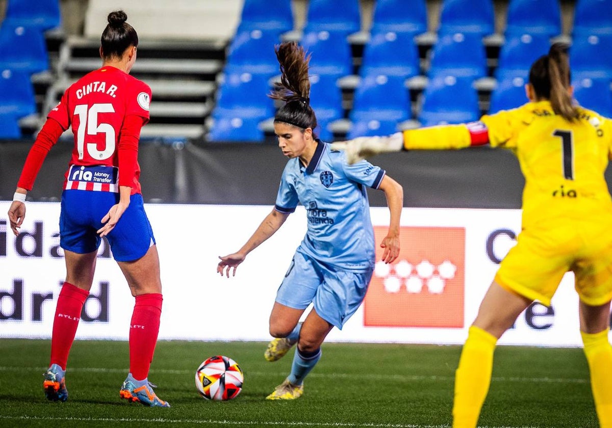 Alba Redondo lanza a portería durante el partido contra el Atlético.