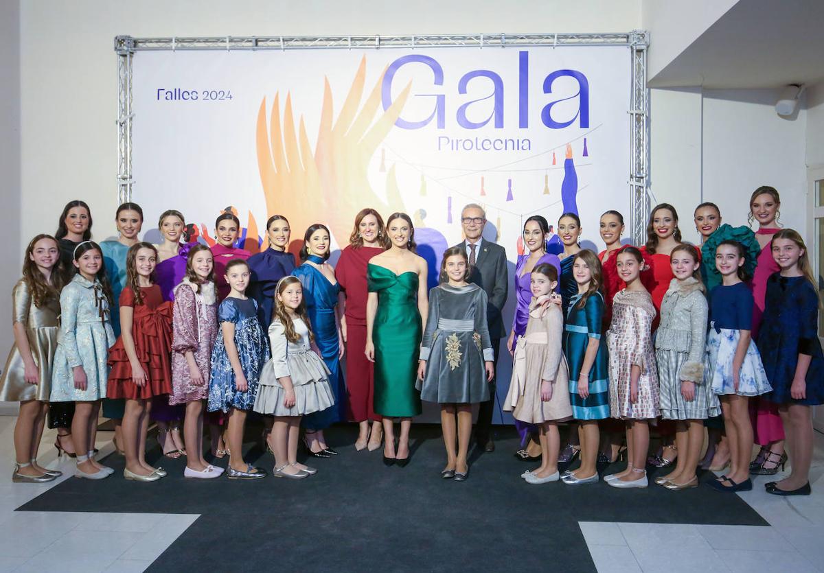 Posado de las falleras mayores de Valencia, la corte mayor e infantil y autoridades, antes de la gala de la pirotecnia.