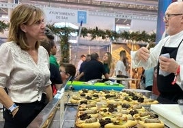 La concejala de Turismo en el stand de la Coca de Fira.