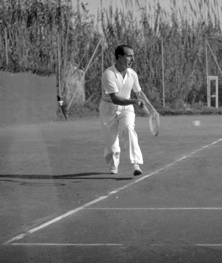 Imagen secundaria 2 - Campeonato de esgrima y mujeres entreándose en el Algirós; y el gran campeón Manuel Alonso, jugando en el Sporting.