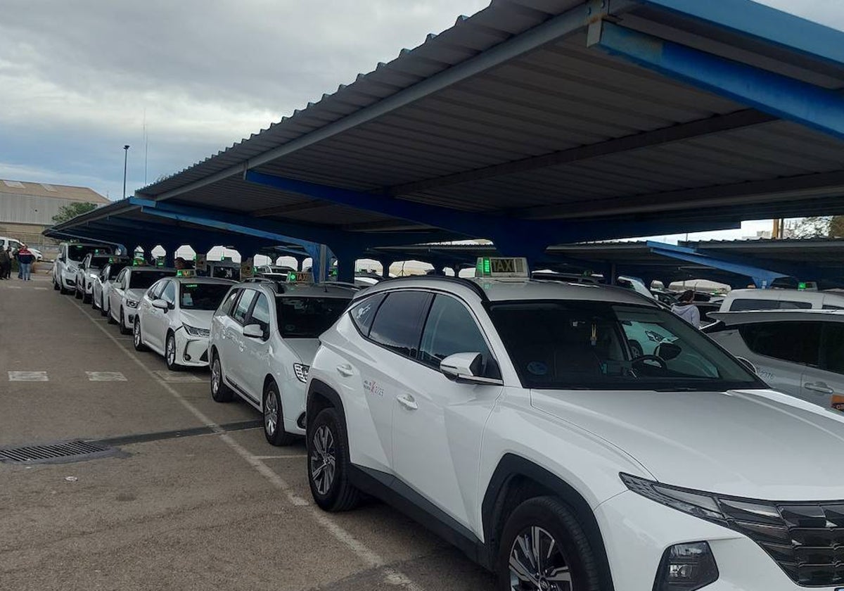 Zona de aparcamiento de los taxis, en la zona del aeropuerto de Manises.