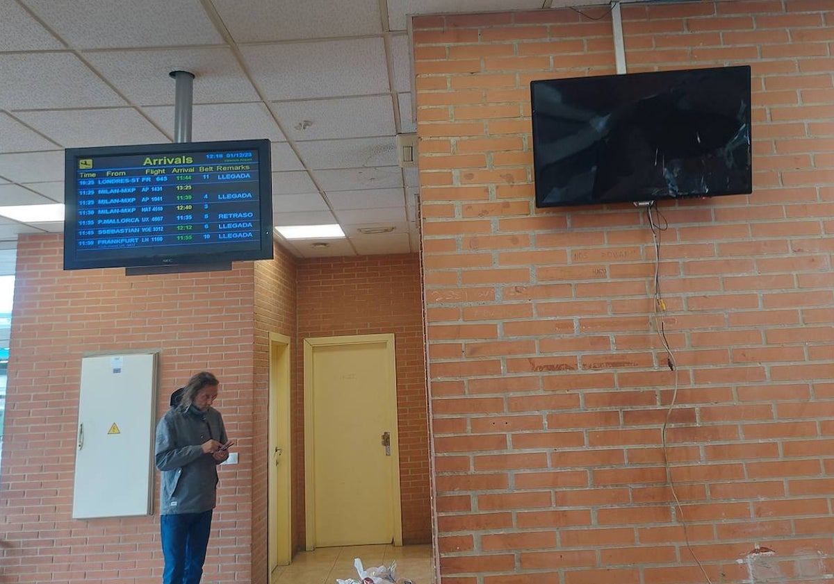 Imagen principal - Pantalla rota, instalación okupada y estado del lavabo de los taxistas.