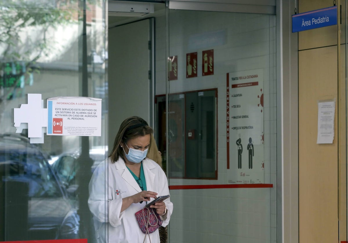 Una sanitaria en el área de pediatría de un centro de salud.