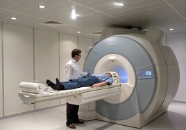 Realización de una resonancia magnética a un paciente.