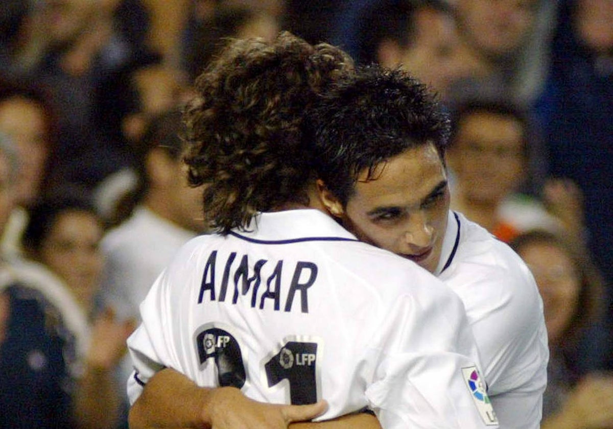 Vicente abraza a Aimar en uno de los tres goles que anotó en Mestalla frente al Athletic en 2002.